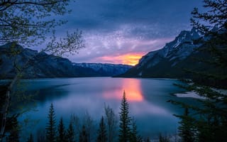 Обои природа, канада, озеро, горы, рассвет, альберта, минневанка