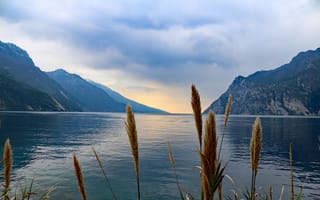 Картинка природа, горы, озеро, гарда, пейзаж, италия, трава