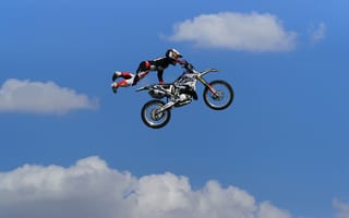 Картинка мотоцикл, прыжок, облака, небо, мотокросс, мужчина