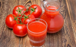 Картинка стол, стаканы, кувшин, сок, помидоры, томатный