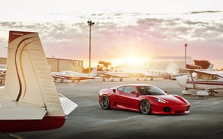 Картинка ferrari 458, самолеты, аэродром, красная