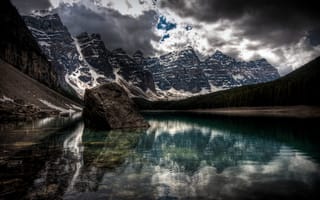 Картинка озёрный камень, тёмное озеро, горы, снег