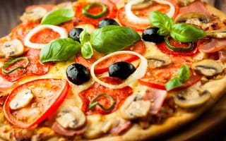 Обои пицца, тесто, помидоры, оливки