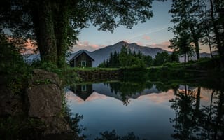 Картинка горы, отражение, дом, пейзаж, озеро, деревья, закат