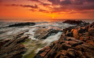 Картинка Скалистый берег на закате дня