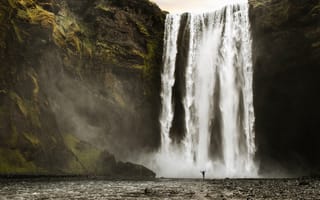 Картинка водопад, расслабляющий, одинокий человек, природа, пейзажи, каскад