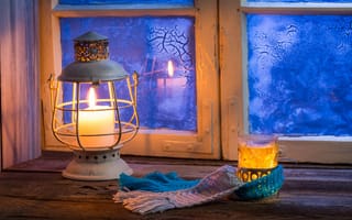 Картинка winter, glass, window, heat, comfort, lantern, patterns, Daisy, blur, candle, lamp, reflection