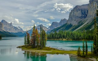 Картинка пейзаж, Alberta, облака, Spirit Island, небо, Maligne Lake, природа, горы, Jasper National Park, остров, Canada, деревья