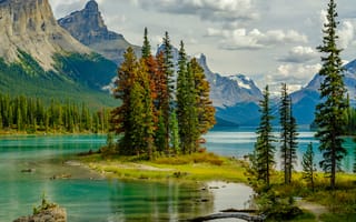 Картинка Canada, пейзаж, горы, Jasper National Park, облака, остров, небо, природа, Spirit Island, Alberta, деревья, Maligne Lake