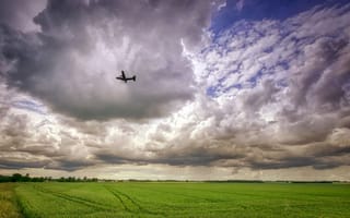 Картинка самолет, облака, трава, пейзаж, поле, небо