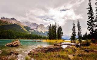 Картинка Maligne Lake, Альберта, Канада горы, небо, пейзаж, Национальный парк Джаспер, Остров Духа, Jasper National Park, Spirit Island, Озеро Малинье
