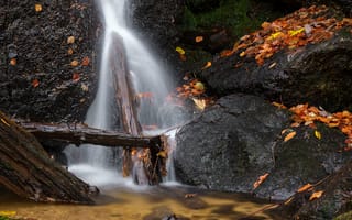 Картинка водопад, природа, камни, осенние листья, скалы