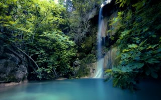 Картинка наскальный водопад, пейзаж, водоём, скалы, деревья, природа