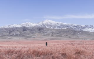 Картинка одинокий мужчина, поле, горы, ситуации, ясное небо, толстовка с капюшоном, природа