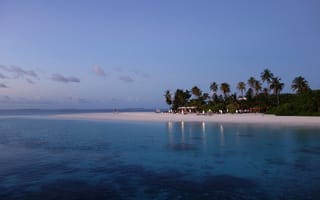 Картинка море, островок, отражение, водоём, пальмовые деревья, облако, побережье, океан, лагуна, горизонт, пляж, сумрак, остров, мыс, пейзажи, берег, вечер, залив, тропический, вода, озеро, Мальдивы, небо