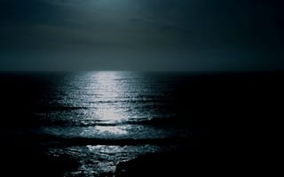 Картинка черно-белый, отражение, небо, свет, лунный свет, ветровая волна, горизонт, вода, темнота, монохромная фотография, солнечный свет, океан, волна, море, ночь, облако, рассвет, атмосфера, пейзажи, сумрак