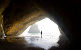 Картинка пляж, пейзажи, форма рельефа, формирование, морская пещера, человек, стоя, пещера, песок, темнота, географическая особенность