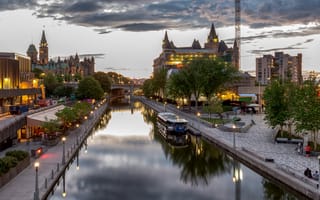 Картинка города, здание, речной катер, дома канады, набережной, водный транспорт, Канада, городская канада, уличные фонари