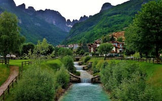 Картинка горная Италия, горные деревья, Италия, пейзажи, дома, деревья, водопад, течение, горы, природа, ручей, Альпы