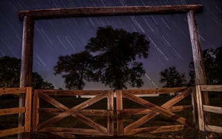 Картинка дерево, забор, ночь, наружная конструкция, пейзажи, ранчо, звезды, древесина