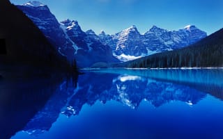 Картинка кратерное озеро, вода, спокойный, горы, тихий, синий, озеро, небо, Альберта, фьорд, снег, пейзажи, природа, пейзаж, гладкой, Канада, моренное озеро, канадские скалы, лес, форма рельефа, безмятежной, отражение, Альпы, горные формы рельефа, горный хребет, чистый, шутка, ледниковая форма рельефа