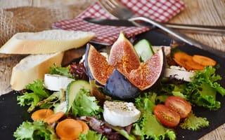 Обои богатый витаминами, смешанный салат, здоровое питание, бранч, картинки на телефон, завтрак, плод инжира, еда, вкусные, обед, блюдо, овощи, сыр, салат, козий сыр