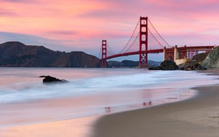 Картинка мост золотые ворота, Сан-Франциско, пейзаж, закат, вид с берега, архитектура, вечер, береговая линия, темнеет, красный мост, город