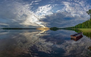 Картинка закат, отражение, пейзаж, деревья, облака, озеро, Финляндия, лодка, небо