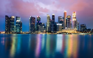Картинка сингапур, город, ночь, небоскребы, вода, облака, отражение