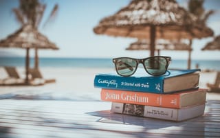 Картинка картинки с праздником, пляж, солнцезащитные очки, книги, океан, стол, разное