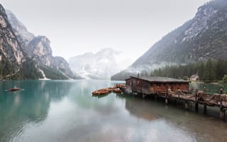 Картинка озеро Брайес, Италия, бирюзовая вода, HD, нейросеть, Доломиты, отражение, 2k, ели, 1920х1080, ИИ, туман, деревянные лодки, лодки, скалы, Альпы, природа, 16:9, рабочий стол, вода, деревянный дом, дымка, деревья, дом, лодочная станция, хижина, горы, 4k