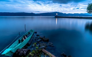Картинка Индонезия, горы, отражение, озеро, остров, суматра, сумрак, лодка, пейзажи