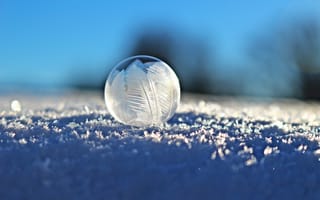 Картинка вода, снег, свет, атмосфера земли, крупным планом, Холодное сердце, мыльный пузырь, солнечный свет, eiskristalle, фотографии, пузырь, волна, атмосфера, макросъёмка, замораживание, разное, утро, компьютерные, зима, замороженный пузырь, облако, мороз, синий, небо, жидкий пузырь, отражение, лед