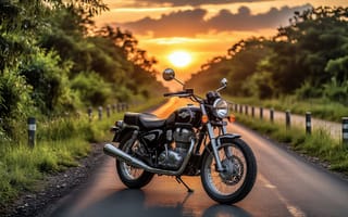 Картинка классический мотоцикл, ретро-стиль, 2k, HD, мотоцикл Royal Enfield, хромированные детали, кожаное сиденье, дорога в лесу, зелёные деревья, путешествие на мотоцикле, ИИ, 1920х1080, оранжевое небо, 16:9, романтика дороги, нейросеть, загородная трасса