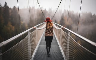 Картинка девушки, мост, стоит спиной, модель, туман