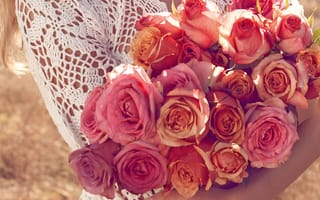 Картинка красный, роза, организация цветов, наземное растение, цветок, флористика, срезанные цветы, розовый, садовые розы, растение, цветы, девушка, розы, лепесток, счастье, День святого Валентина, цветущее растение, розовая семья, букет цветов