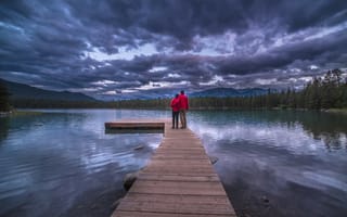 Картинка Jasper National Park, мостик, парень и девушка, озеро, облака, закат, влюблённые, Lake Anette, причал, пара, сумерки, горы