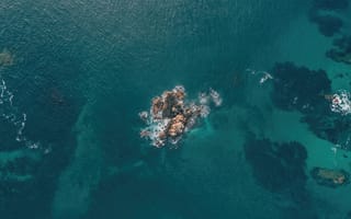 Картинка океан, море, заставка, минимализм, камни, изумрудная вода, морской пейзаж, рабочий стол, покой, вид сверху, 1920х1080, подводные рифы, пейзаж, глубина, природа, HD, морская пена, акватория, на ПК, каменистое дно, 4k, прибой, вид с дрона, текстура воды