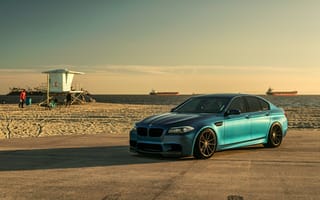 Картинка вид сбоку, пляж, песок, машины, люди, BMW M5 F10