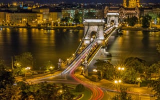Картинка вода, мост, включённый свет, горизонт, Будапешт, небоскреб, дунай, река, Венгрия, сумрак, метрополис, ночь, ночью, город, водный путь, поселение людей, отражение, цепной мост, огни, городская область, длинная выдержка, аэрофотосъёмка, вечер, ориентир, городской пейзаж, несущая конструкция, ночная, центр города, длительное воздействие, столичная область
