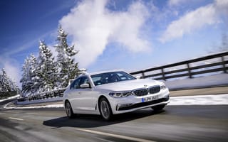 Картинка BMW 5, белые автомобили седан, бесплатные фотографии, облака, машины, деревья, снег