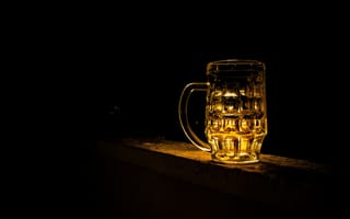Картинка свет, ночь, алкоголь, напиток, кружка, пинта, напитки, темнота, освещения, натюрморт-съёмка, пиво