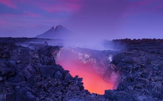 Картинка Ворота в Ад - светящаяся лава, Камчатка, активный вулкан Толбачик, Россия