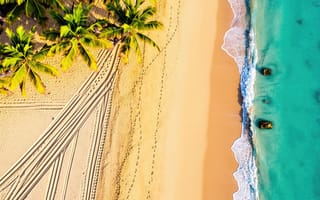 Картинка пляж, океан, море, HD, природа, 16:9, вид с дрона, вид сверху, побережье, морская пена, берег, отпуск, песок, райский остров, концептарт, нейросеть, следы на песке, 2k, кокосовые пальмы, 4k, путешествия, тропики, курорт, ИИ, 1920х1080, цифровойрисунок