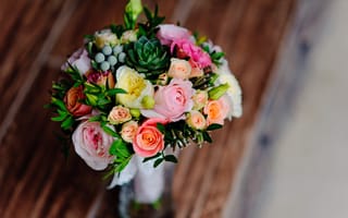 Картинка цветок, растение, розы, свадебные, деревянный стол, церемонии, флора, цветы, розовый, букет цветов, лепесток, букет, организация цветов, срезанные цветы, цветущее растение, флористика, весна
