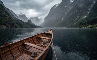 Картинка ИИ, нейросеть, природа, скалы, капли, пейзаж, пасмурно, верёвка, мрачная эстетика, Скандинавия, озеро, туман, сумерки, канат, фоновый рисунок, 4k, тучи, облака, путешествие, холодные тона, деревянная лодка, заставка на ПК, Норвегия, лодка, вода