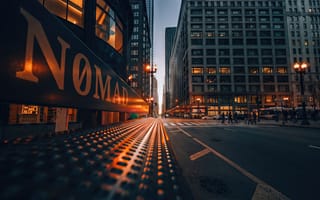 Картинка Чикаго, США, стильный, 2k, перспектива, урбан, архитектура, вечер, асфальт, улица, нейросеть, HD, мегаполис, путешествия, городской пейзаж, 1920х1080, город, эстетика, сумерки, для ПК, пешеходы, рабочий стол, небоскребы, ИИ, NoMad, дорога