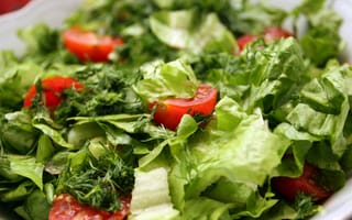 Картинка еда, помидоры, продукт, салат цезарь, закуска, блюдо, листовой овощ, овощ, греческий салат, кухня, салат со шпинатом, салат, крупным планом, зелень