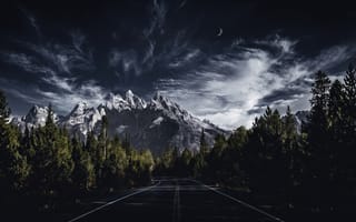 Картинка дорога, трасса, путешествие, ночная дорога, заставка, разметка, лес, хвойный лес, 1920х1080, свет и тень, драма, рабочий стол, заснеженные горы, гранд-титон, шоссе, асфальт, HD, сосны, пустая дорога, просека, снег на скалах, пейзаж, ночь, скалы, 2k, горы, темное небо, остроконечные горы, ветер, дикая природа, звезды, гранд титон, ИИ, силуэты деревьев, облака, горный пейзаж, 16:9, нейросеть, молодой месяц, пики, вершины, лунный свет, ели, хребет, месяц, 4k, перистые облака, ночное небо, 