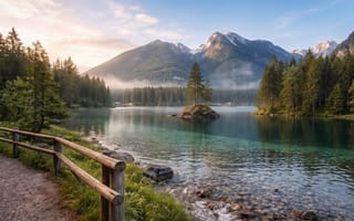 Картинка пейзаж, природа, прозрачная вода, озеро, HD, бирюзовое озеро, туман, Альпы, реализм, ИИ, путешествие, дикая природа, лес, горы, облака, вода, свет, островок, берег, туризм, утро, нейросеть, тропинка, Хинтерзее, отражение, Германия, 16:9, забор, сосны, 2k, рассвет, камни, 1920х1080, Бавария, рабочий стол, небо, деревья, 4k, солнце